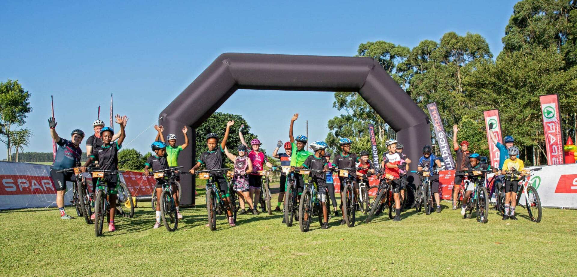 Young cyclists at the start of the Challenge